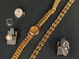 plusieurs bijoux, dont une montre, un bracelet et une bague
