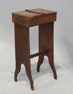 une vieille table en bois sur laquelle est posé un livre
