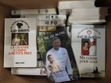 plusieurs livres dans une boîte sur une table