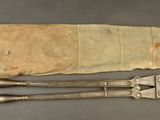 une vieille paire d'outils posée sur une table, à côté d'un sac