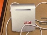 une boîte sur laquelle se trouvent un ordinateur portable et un chargeur