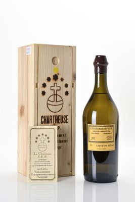 une image d'une bouteille de vin à côté d'une caisse en bois