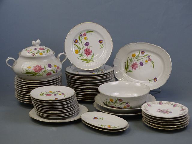 Partie de Service de table en porcelaine Manufacture Royal à déco...