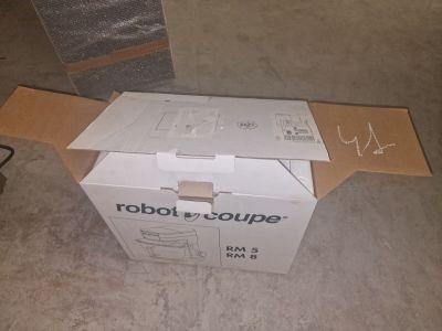 une boîte en carton posée sur le sol