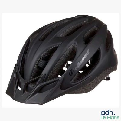 un gros plan d'un casque de vélo sur fond blanc