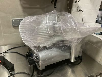une machine emballée dans du plastique, posée sur un comptoir