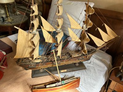 une maquette de voilier posée sur un lit