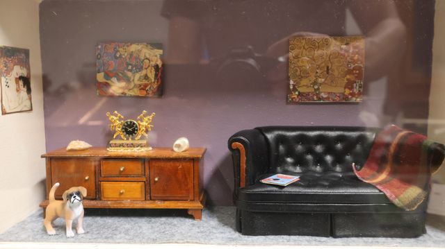 Diorama. Composition miniature, dans une vitrine en bois, vitre e...