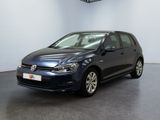 La Volkswagen Golf bleue est garée dans une grande pièce.