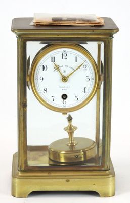 une horloge posée sur une table
