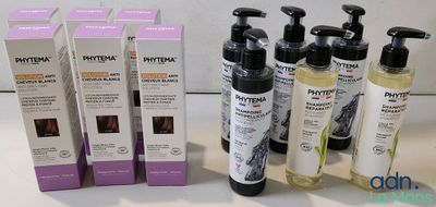 quelques flacons de différents types de produits capillaires posés sur une table