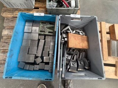 une caisse remplie d'objets métalliques posée sur une palette