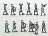 de nombreuses figurines représentant des hommes en uniforme bleu jouant d'un instrument