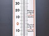 un thermomètre accroché au mur d'une pièce