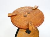 un tabouret en bois avec une assise et un plateau en bois