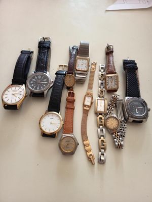 un grand nombre de montres posées sur une table