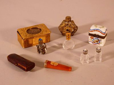 Petit lot d'objets de vitrine comprenant : - Fume-cigare en … - Photo 1