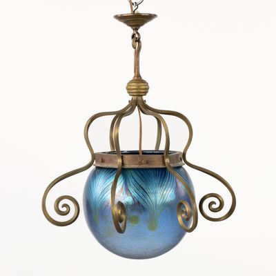 une suspension en verre bleu et or ornée d'un oiseau