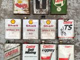 sept bidons d'essence posés les uns à côté des autres sur le sol