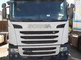 un camion blanc garé dans un parking