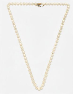 un collier de perles blanches avec un fermoir en or sur fond blanc