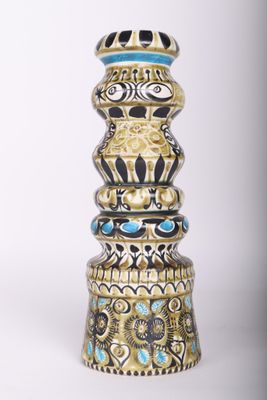 une image représentant un vase décoratif sur fond blanc