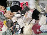 un tas de vêtements et d'autres objets posés sur une table