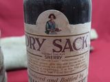 une bouteille de Dry Sack posée sur une table à côté d'un sac