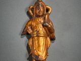 une image représentant une statue en bois d'une femme tenant un oiseau
