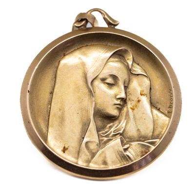 gros plan d'une médaille sur une surface blanche
