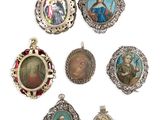 Plusieurs images différentes de Jésus et d'autres objets religieux sont exposées