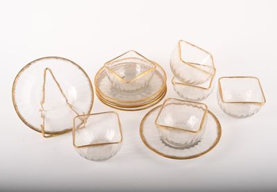 plusieurs morceaux de verre aux bords dorés sur un fond blanc
