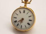 une vieille montre de poche en or avec des chiffres romains sur le cadran