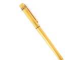 un stylo doré posé sur une surface blanche