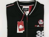 un gros plan d'une chemise avec une étiquette