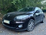 une photo d'une voiture noire garée sur le bord de la route
