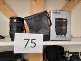 un appareil photo et un objectif posés sur une étagère dans un magasin