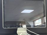 une image représentant un écran d'ordinateur auquel est branché un câble