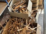 de nombreuses caisses d'outils posées par terre dans la pièce