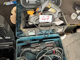 un grand nombre d'outils posés sur le sol