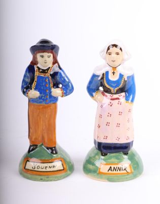 une paire de figurines en céramique représentant une femme et un homme en costume traditionnel