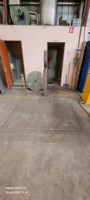 une pièce où il y a beaucoup de portes de différentes couleurs