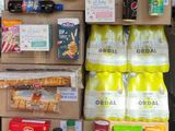 de nombreuses caisses de nourriture empilées les unes sur les autres