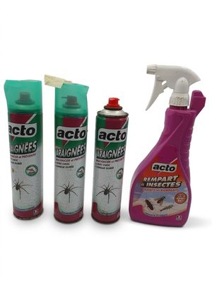 trois flacons de répulsif anti-insectes et un vaporisateur de répulsif anti-insectes