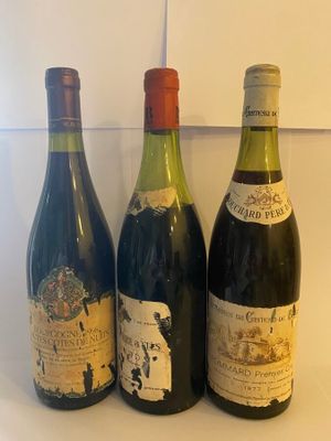 trois bouteilles de vin sont alignées sur un plan de travail