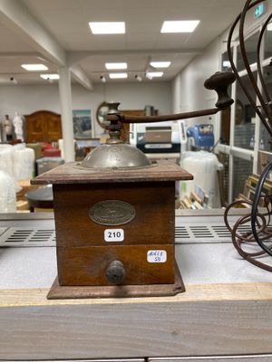 un moulin à café posé sur le comptoir d'un magasin