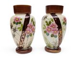 deux vases avec des fleurs peintes sur une surface blanche