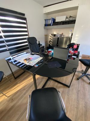 Grand bureau d'angle moderne en verre noir et métal. Plateau… - Photo 1