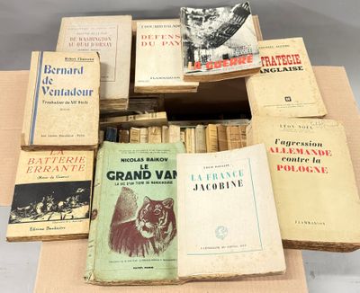 plusieurs livres sont empilés sur une table