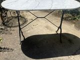 une table dont le plateau est en marbre